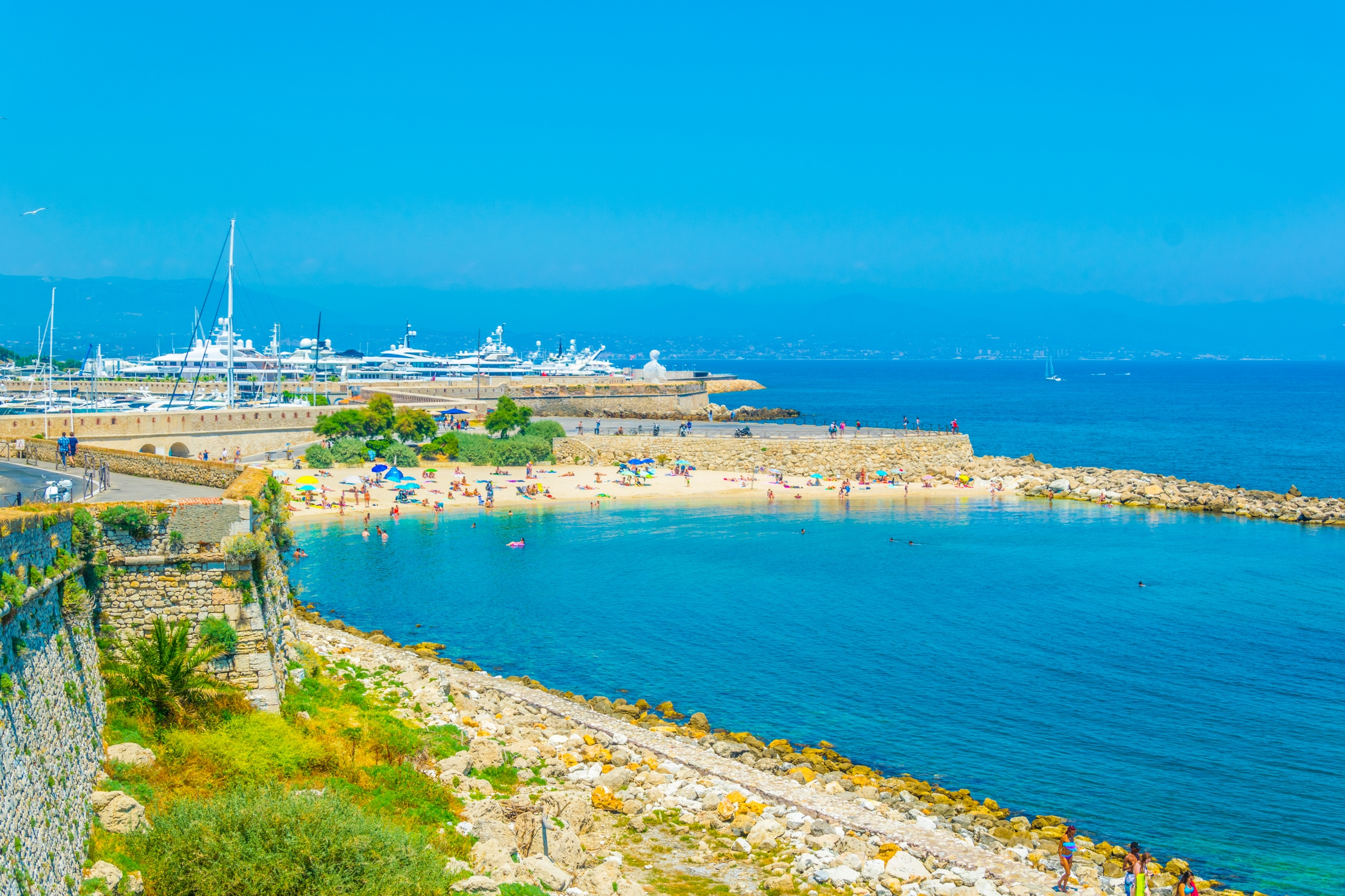 Gravette Beach near Old Antibes for a Riviera stay